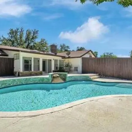 Golf Club Poolside Paradise